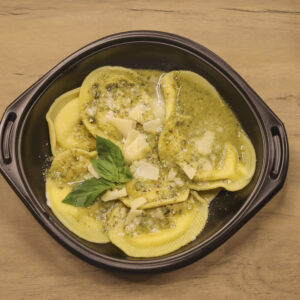 Pasta rellena de pesto de albahaca
